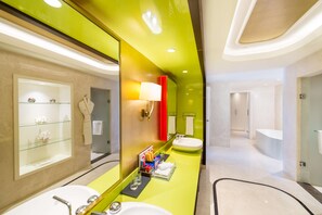 Dusch, miljövänliga toalettartiklar, hårtork och badrock