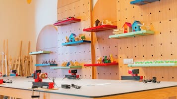 Un taller con estanterías de madera que exhiben diversas herramientas y juguetes.
