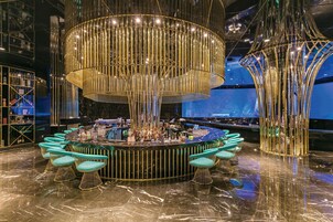 8 restaurants, breakfast served