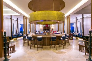 3 restaurantes; se sirve desayuno, almuerzo y cena