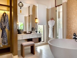 Bathtub dan shower terpisah, bathtub besar,  dan pancuran hujan