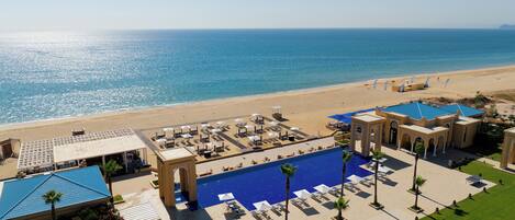 Beach nearby, sun-loungers, beach umbrellas, beach towels
