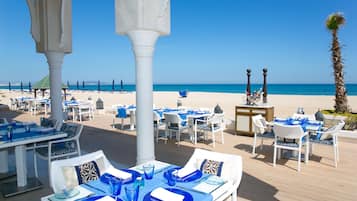 3 restaurants servant le petit déjeuner, le déjeuner et le dîner