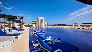 Piscina interna, piscina externa, guarda-sóis, espreguiçadeiras