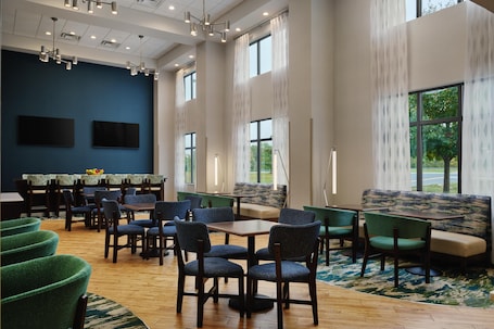 Free daily continental breakfast . Hampton Inn Waynesboro