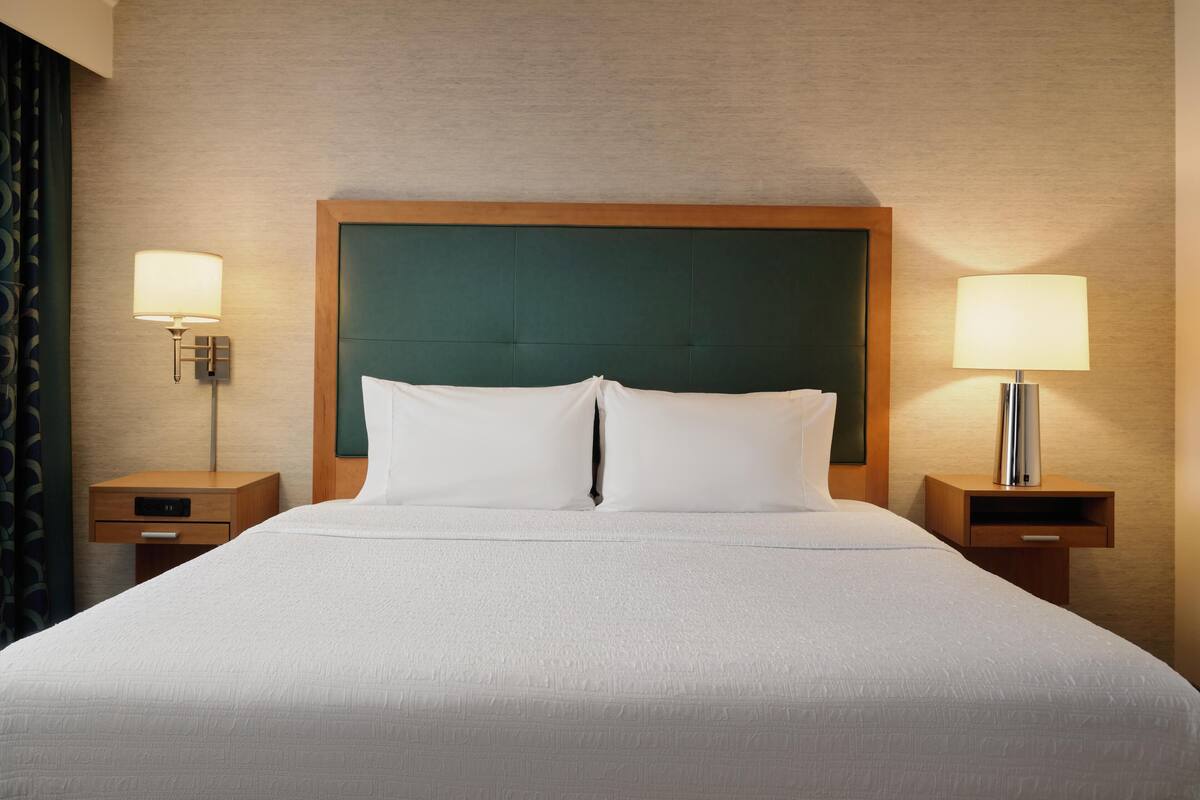 Skrivbord, strykjärn/strykbräda och gratis barnsängar