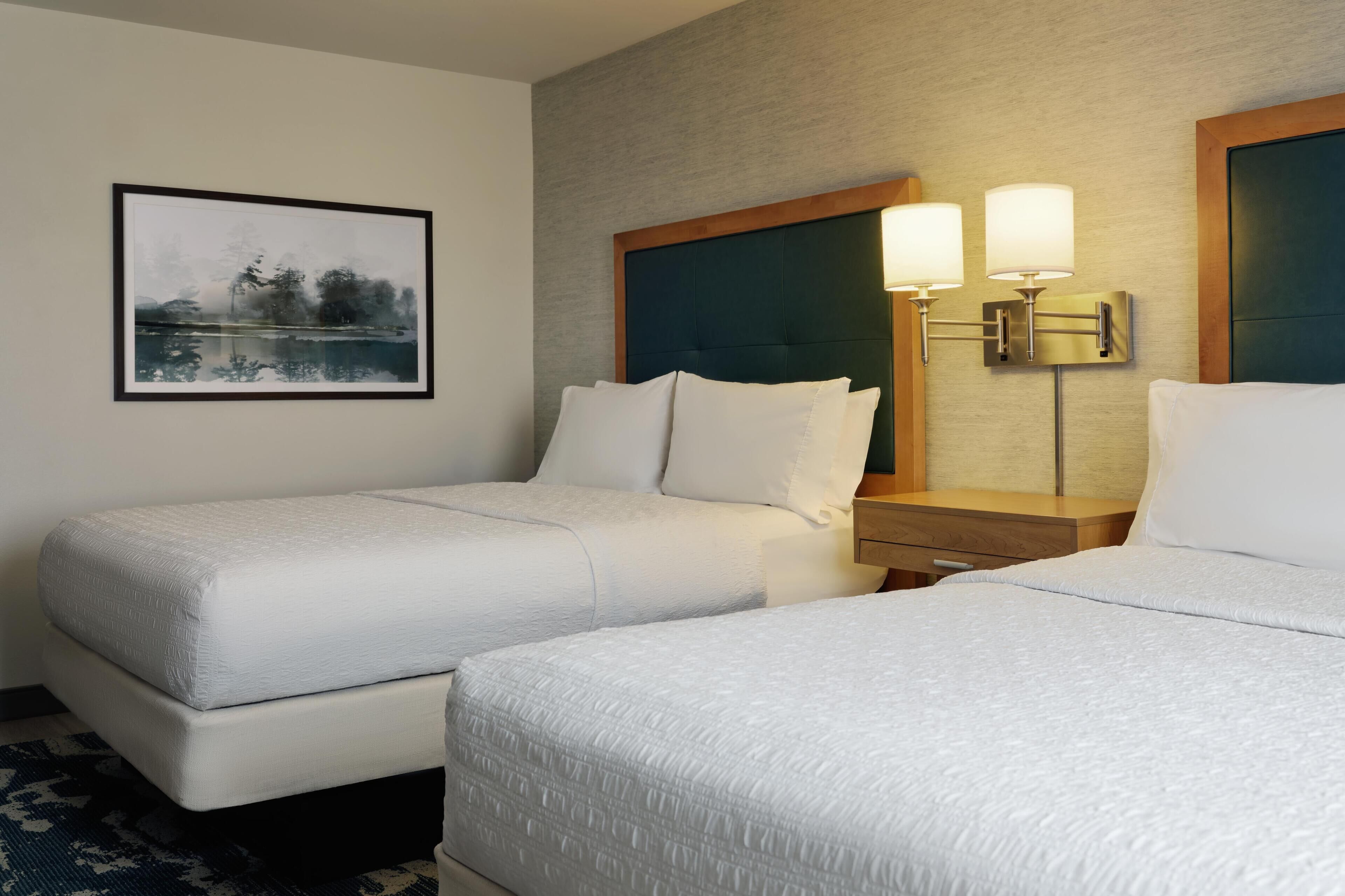 Skrivbord, strykjärn/strykbräda och gratis barnsängar