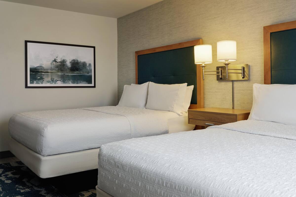 Skrivbord, strykjärn/strykbräda och gratis barnsängar