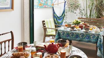 Apartment, 2 Bedrooms, Garden Area (Rua da Quintinha) | Room service - dining