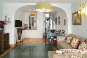 Apartment, 2 Schlafzimmer, zum Garten hin (Rua da Quintinha) | Wohnbereich | LED-Fernseher, Netflix