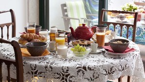 Apartment, 2 Bedrooms, Garden Area (Rua da Quintinha) | Room service – dining
