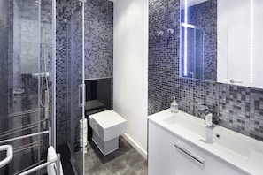 Apartment, 1 Bedroom, Lanai, Executive Level (Cardiga) | Bathroom