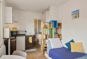 Penthouse, Ensuite, City View (Studio ) | Premium bedding, individually decorated, individually furnished, desk - B&B Le Miroir aux Fées  (Bordeaux)