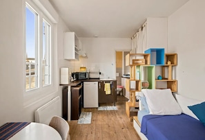 Penthouse, Ensuite, City View (Studio ) | Premium bedding, individually decorated, individually furnished, desk - B&B Le Miroir aux Fées  (Bordeaux)