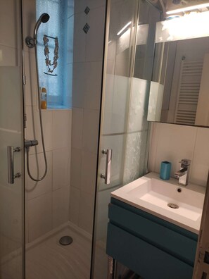 Chambre simple exécutive, salle de bain attenante, vue sur la ville (Chambre double Solenne) | Salle de bain | Ensemble baignoire-douche, séchoir à cheveux, serviettes fournies, savon