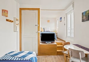 Penthouse, Ensuite, City View (Studio ) | Premium bedding, individually decorated, individually furnished, desk - B&B Le Miroir aux Fées  (Bordeaux)