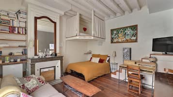 Executive tweepersoonskamer, en-suite badkamer, uitzicht op de stad (Chambre double Solenne) | Luxe beddengoed, individueel gedecoreerd, individueel gemeubileerd