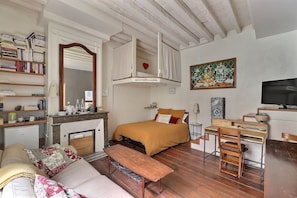 Executive Single Room, Ensuite, City View (Chambre double Solenne) | Premium bedding, individually decorated, individually furnished, desk - B&B Le Miroir aux Fées  (Bordeaux)