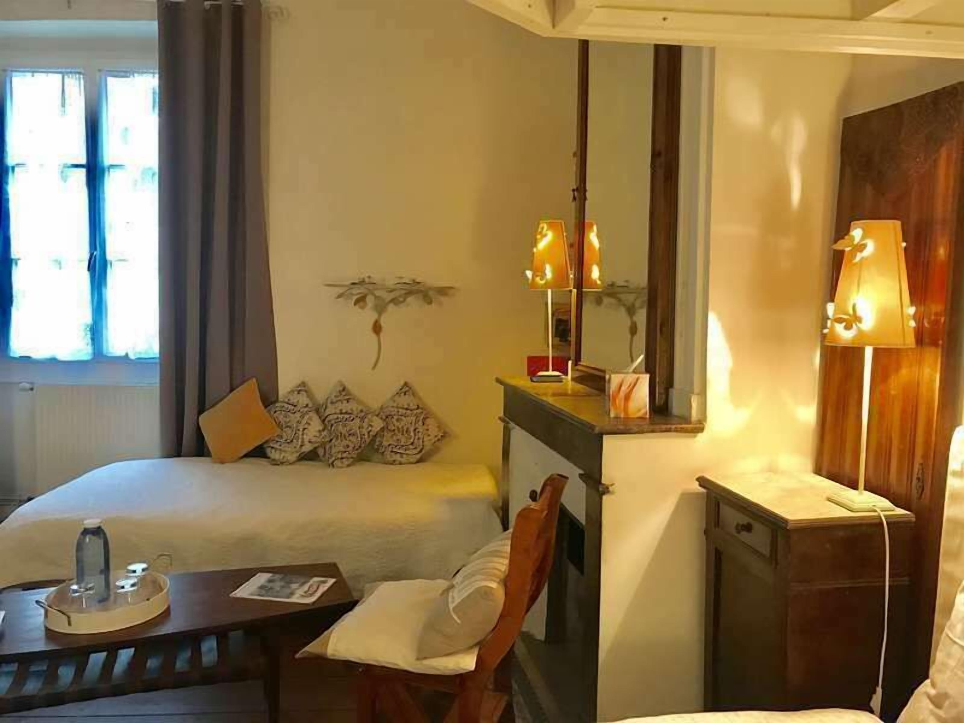 Executive Single Room, Ensuite, City View (Chambre double Solenne) | Individually decorated, individually furnished, desk, laptop workspace