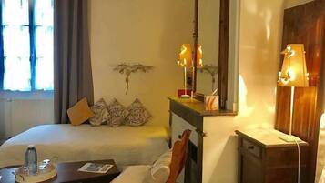 Executive Single Room, Ensuite, City View (Chambre double Solenne) | 1 bedroom, individually decorated, individually furnished, desk