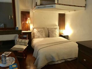 Chambre simple exécutive, salle de bain attenante, vue sur la ville (Chambre double Solenne) | Décor unique, ameublement unique, bureau