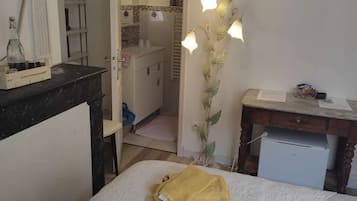 Comfort Single Room, Ensuite, City View (Chambre double Marine) | 1 bedroom, individually decorated, individually furnished, desk