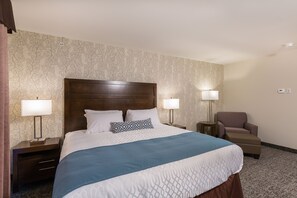 Escritorio, cortinas blackout y tabla de planchar con plancha 