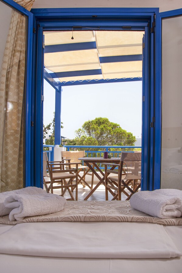 Appartement, balkon | 1 slaapkamer, een kluis op de kamer, een strijkplank/strijkijzer