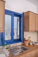 Cafetera/tetera, refrigerador, horno, placa de cocina