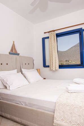 Appartement, balkon | 1 slaapkamer, een kluis op de kamer, een strijkplank/strijkijzer