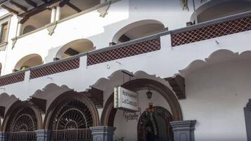 Un edificio con varios arcos y un letrero que dice 'Restaurante Los Candiles'.