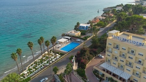 A hotel with a pool, beachside lounge, and ocean view. - Hotel President Sea Palace (Noto)