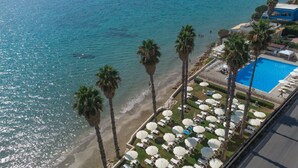 A resort with a pool, palm trees, and beach chairs. - Hotel President Sea Palace (Noto)
