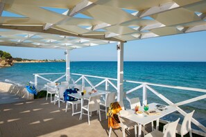 Bar en bord de piscine