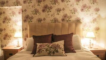 Double Room, Ensuite (King) | Desk, iron/ironing board, free WiFi, bed sheets