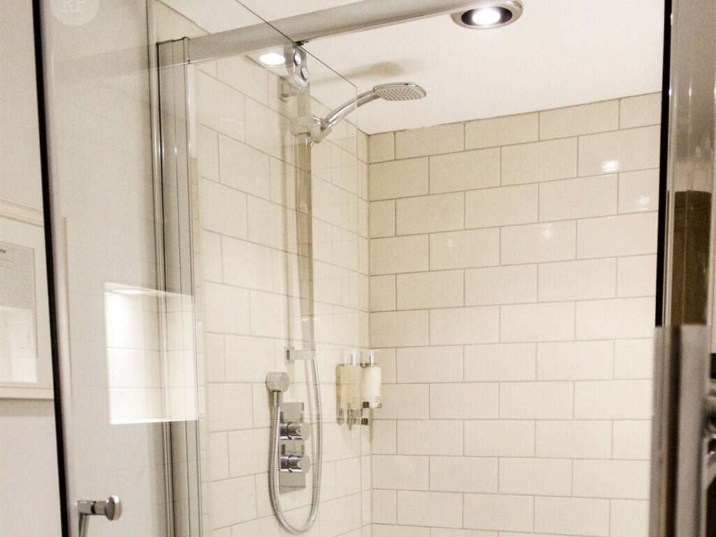 Double Room, Ensuite (King) | Bathroom | Free toiletries, hair dryer, towels