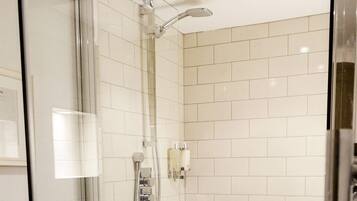 Double Room, Ensuite (King) | Bathroom | Free toiletries, hair dryer, towels