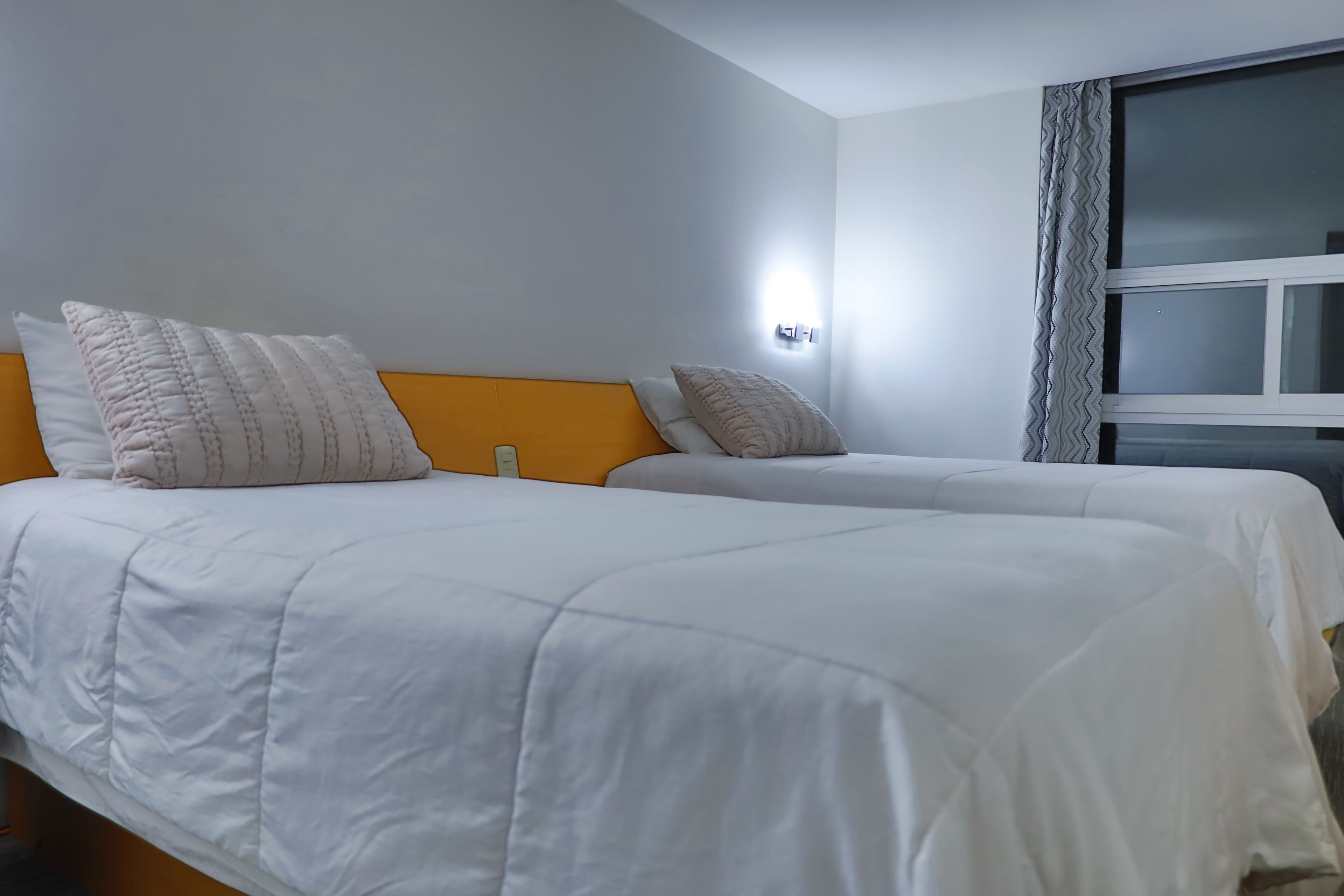 Habitación doble estándar | Decoración personalizada, muebles diferentes, escritorio y wifi gratis 