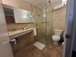 Standard Double Twin | Bathroom | Shower, designer toiletries, towels - Aristos Express Cdmx (Mexico City)