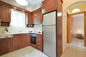 Full-sized fridge, microwave, oven, stovetop