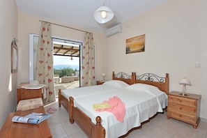 Premium bedding, in-room safe, iron/ironing board, free WiFi