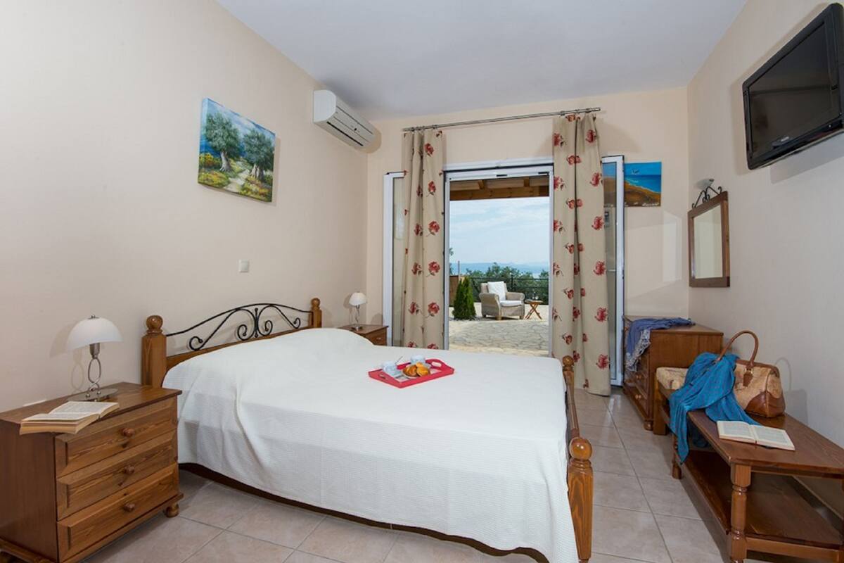 Premium bedding, in-room safe, iron/ironing board, free WiFi