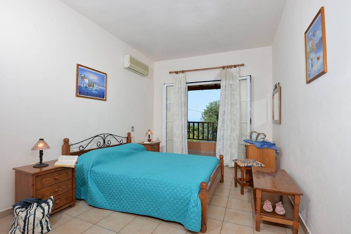 Premium bedding, in-room safe, iron/ironing board, free WiFi