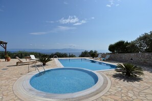 Outdoor pool, pool umbrellas, sun loungers - Blue Horizon (Paxos)