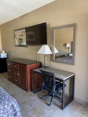 Premium Room, 1 King Bed, Pool View | Desk, blackout curtains, iron/ironing board, free WiFi - Los Fresnos Inn and Suites (Los Fresnos)