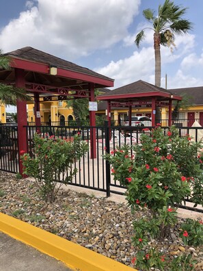 Outdoor pool - Los Fresnos Inn and Suites (Los Fresnos)