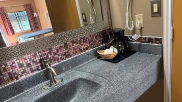 Escritorio, cortinas blackout y tabla de planchar con plancha