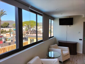 Caja de seguridad en la habitación, escritorio y cortinas blackout 