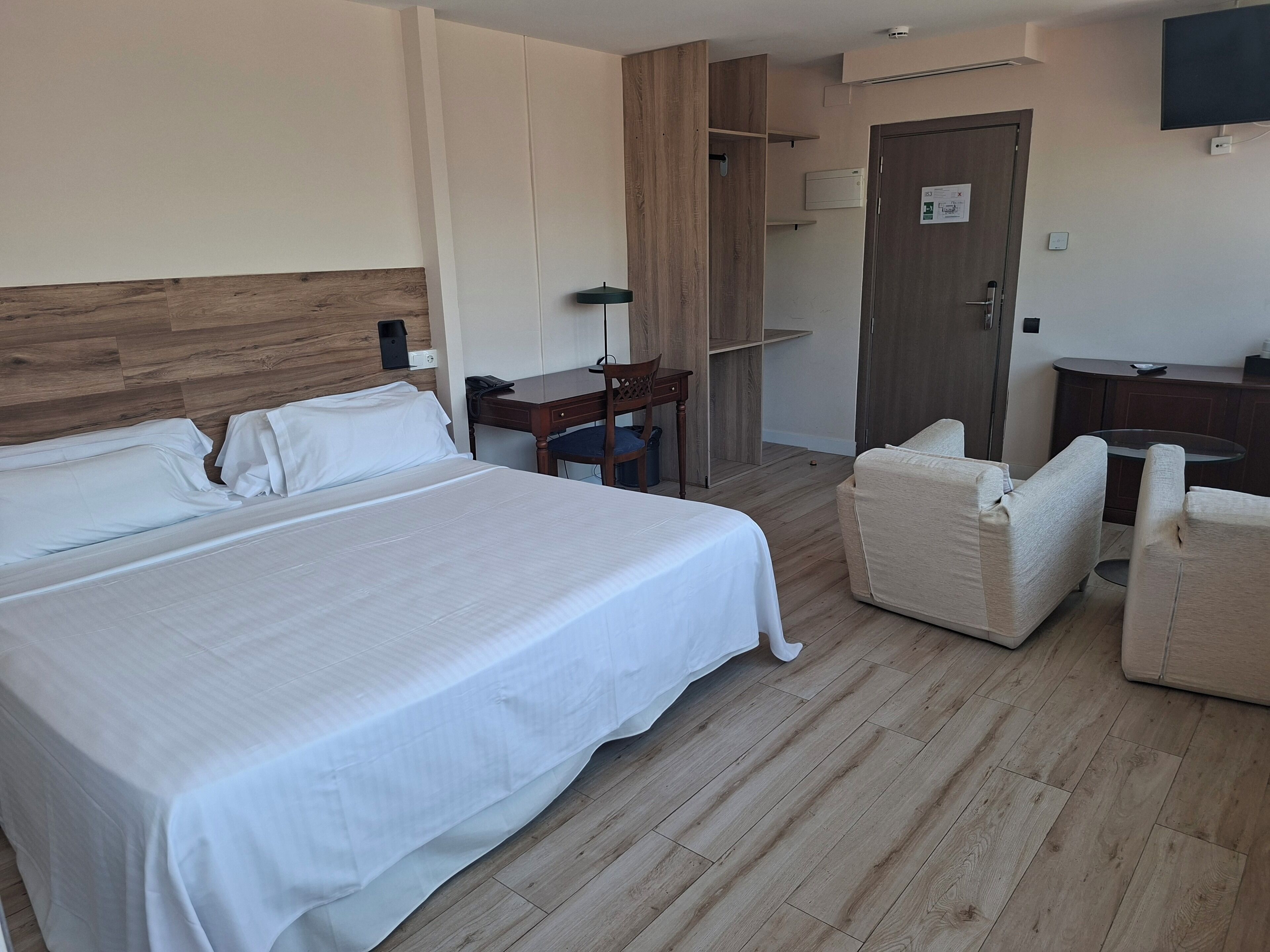 Suite, 1 cama matrimonial | Caja de seguridad en la habitación, escritorio y cortinas blackout 