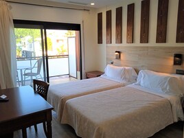 双人房, 2 张单人床, 露台 | 客房内保险箱、办公桌、遮光窗帘、熨斗/熨板